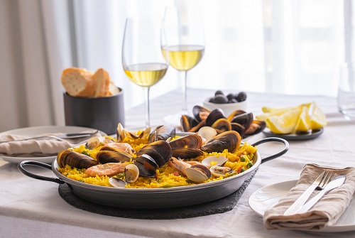 Paella de marisco con gambas, almejas, mejillones.