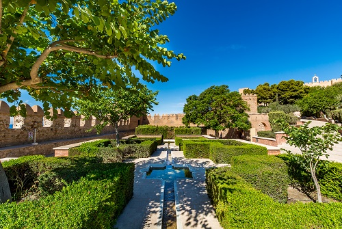 Jardín de árboles y setos de la Alcazaba de Almería