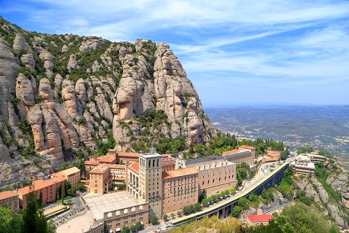 Abadia del Monasterio de Montserrat con el peñon al fondo