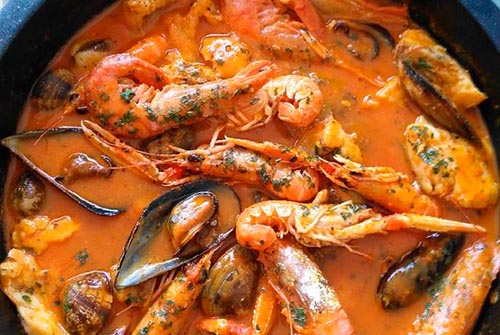 Plato de pescado y marisco en salsa