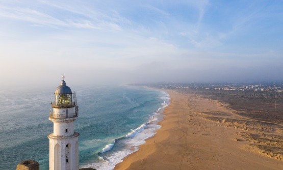 Faro y playa