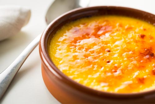 Crema catalana en plato de barro