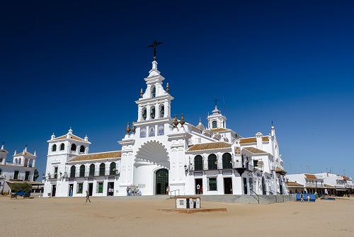 Fachada principal del Santuario de Nuestra Señora del Rocío