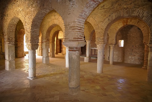 Antigua mezquita con arcos y columnas