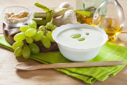 Ajoblanco malagueño con almendras, uvas y aceite de oliva