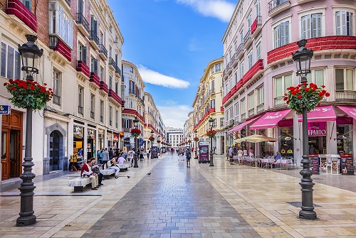 Vista de la calle Larios en Málaga con farolas adornadas con flores