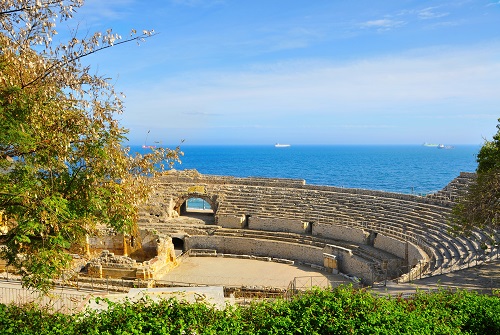 Ruinas de un anfiteatro romano junto al mar