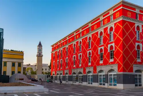 Vista de plaza y edificio rojo