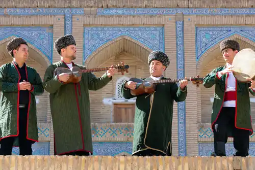 Músicos tocando instrumentos tradicionales